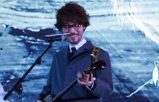 周传雄路边吃瓜,意外成为路人“吃瓜”焦点