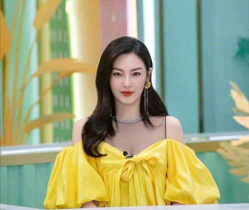 张雨绮机场吃瓜,意外成为网友热议焦点