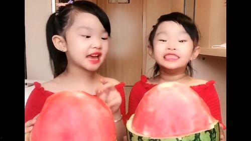 双姐妹吃瓜,揭秘神秘瓜果背后的秘密