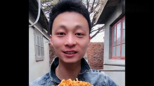 看这小伙吃瓜多带劲,这位小伙吃瓜吃得如此带劲，究竟有何魅力？